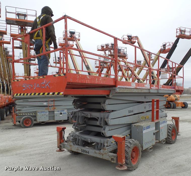 image for item CB9889 2000 Sky Jack 9250 scissor lift