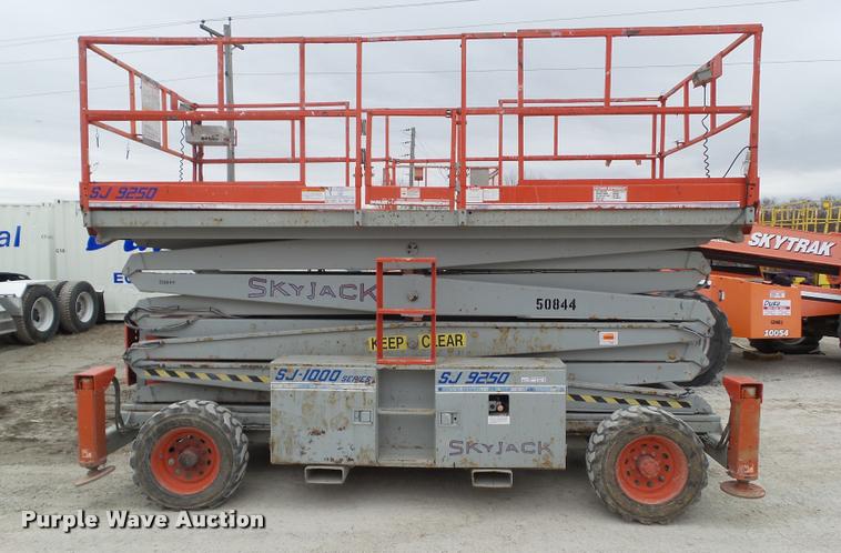 image for item CB9889 2000 Sky Jack 9250 scissor lift
