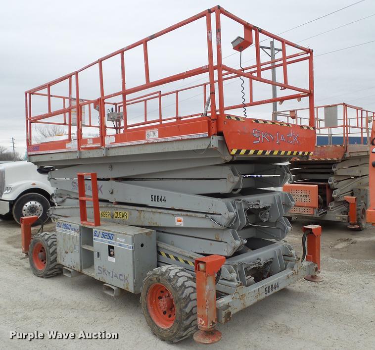 image for item CB9889 2000 Sky Jack 9250 scissor lift