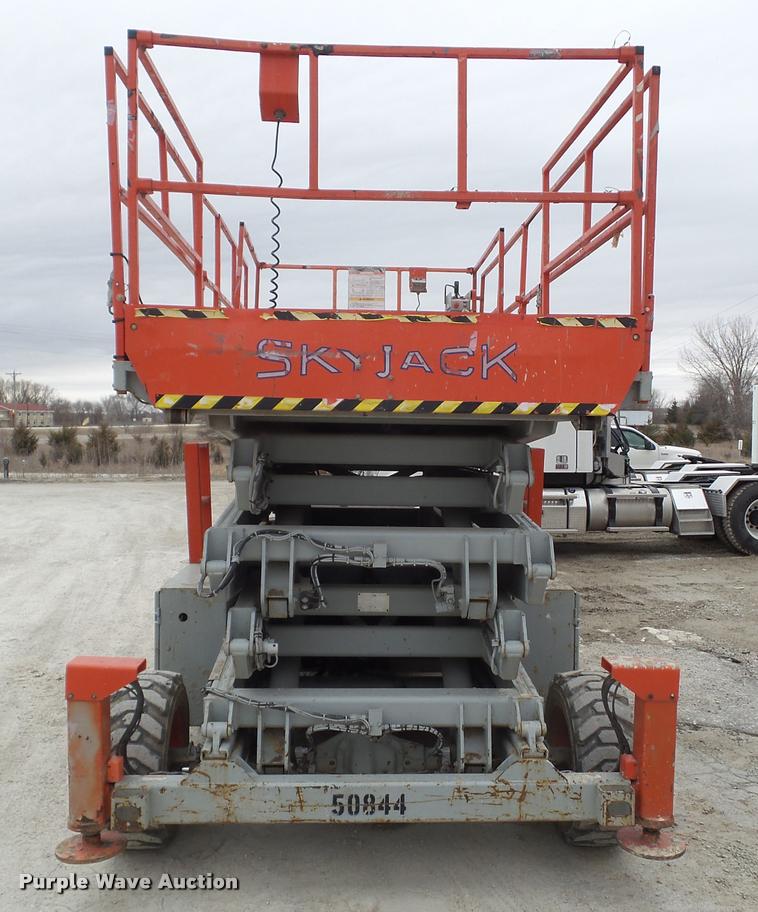 image for item CB9889 2000 Sky Jack 9250 scissor lift