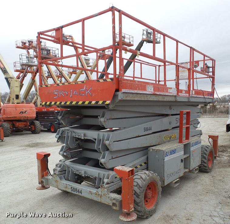 image for item CB9889 2000 Sky Jack 9250 scissor lift