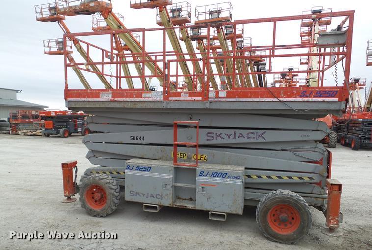 image for item CB9889 2000 Sky Jack 9250 scissor lift