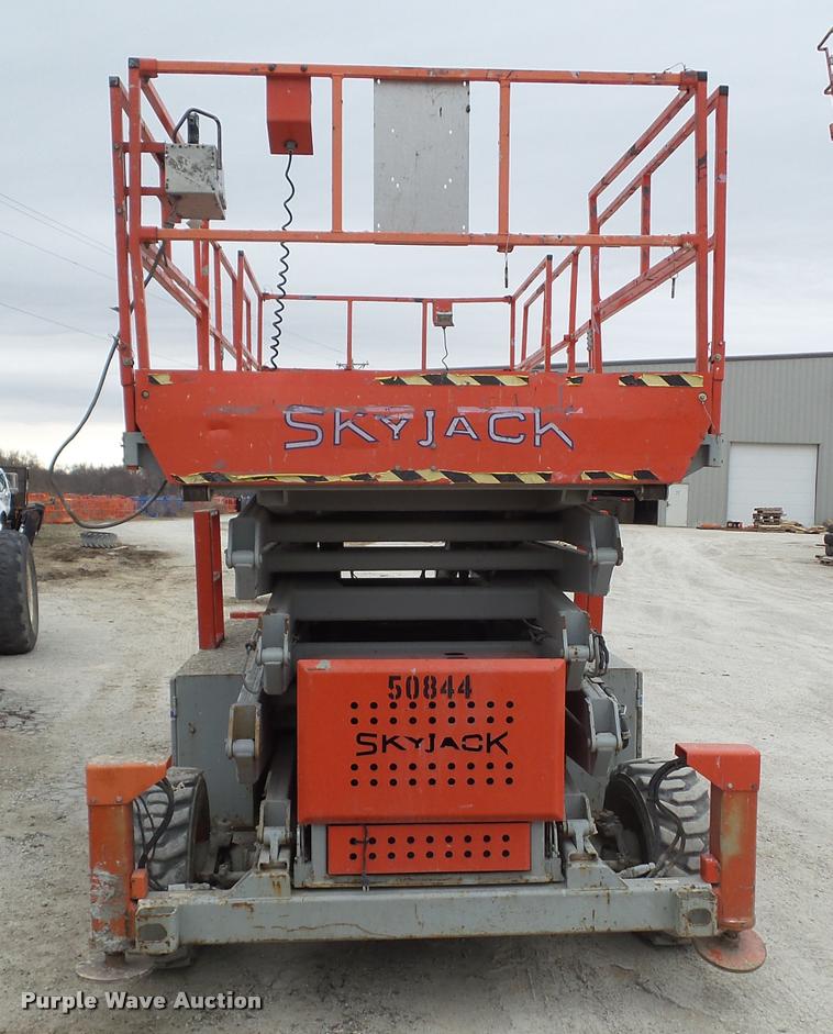 image for item CB9889 2000 Sky Jack 9250 scissor lift