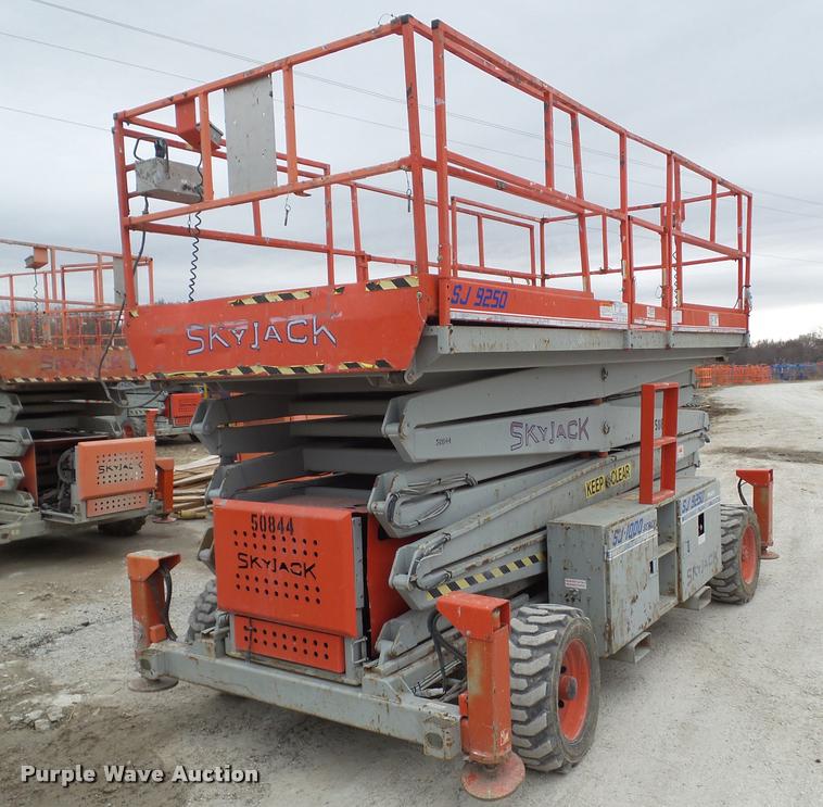 image for item CB9889 2000 Sky Jack 9250 scissor lift
