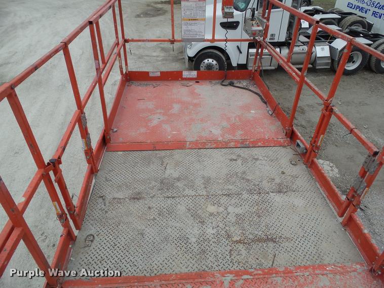 image for item CB9889 2000 Sky Jack 9250 scissor lift