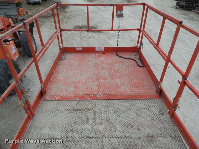 image for item CB9889 2000 Sky Jack 9250 scissor lift