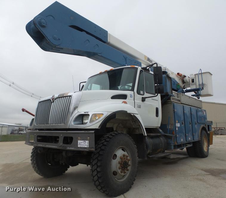 image for item DA0624 2004 International 7400 bucket truck