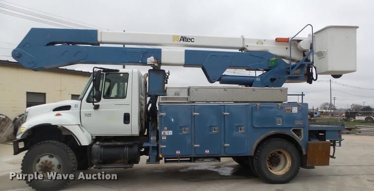image for item DA0624 2004 International 7400 bucket truck