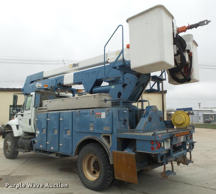 image for item DA0624 2004 International 7400 bucket truck
