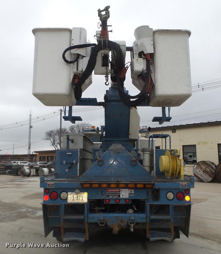 image for item DA0624 2004 International 7400 bucket truck