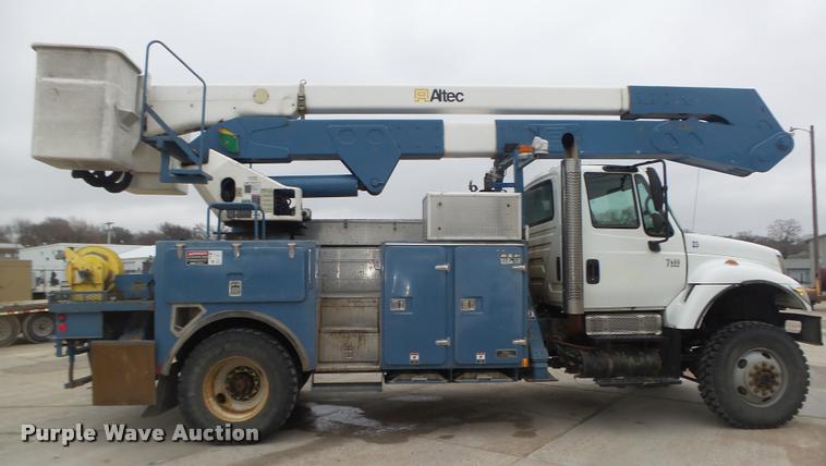 image for item DA0624 2004 International 7400 bucket truck