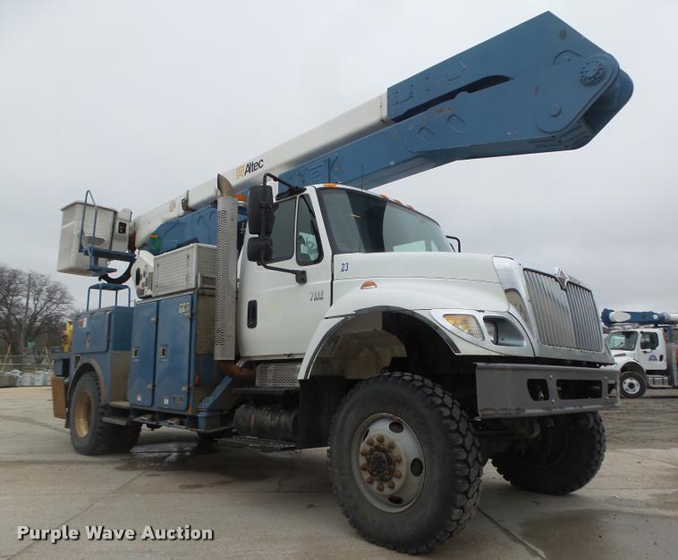 image for item DA0624 2004 International 7400 bucket truck