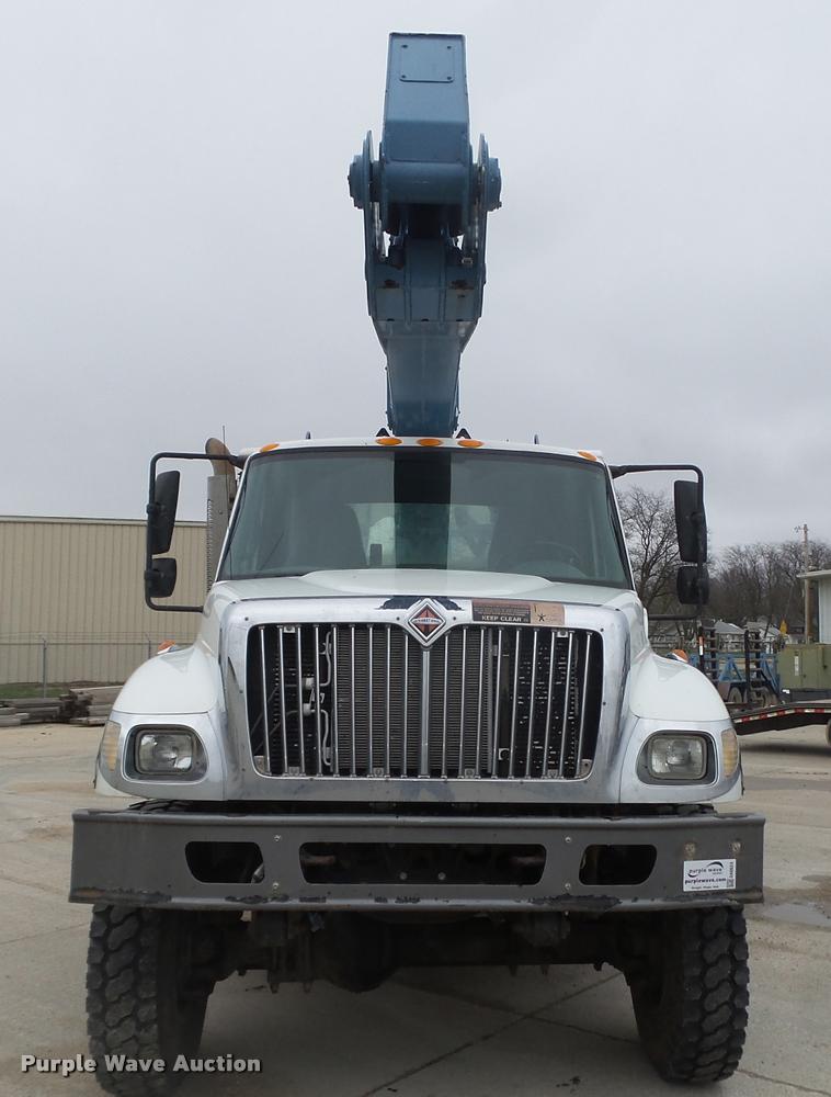 image for item DA0624 2004 International 7400 bucket truck