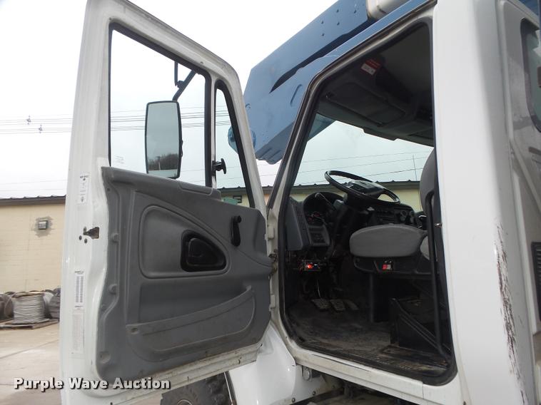 image for item DA0624 2004 International 7400 bucket truck