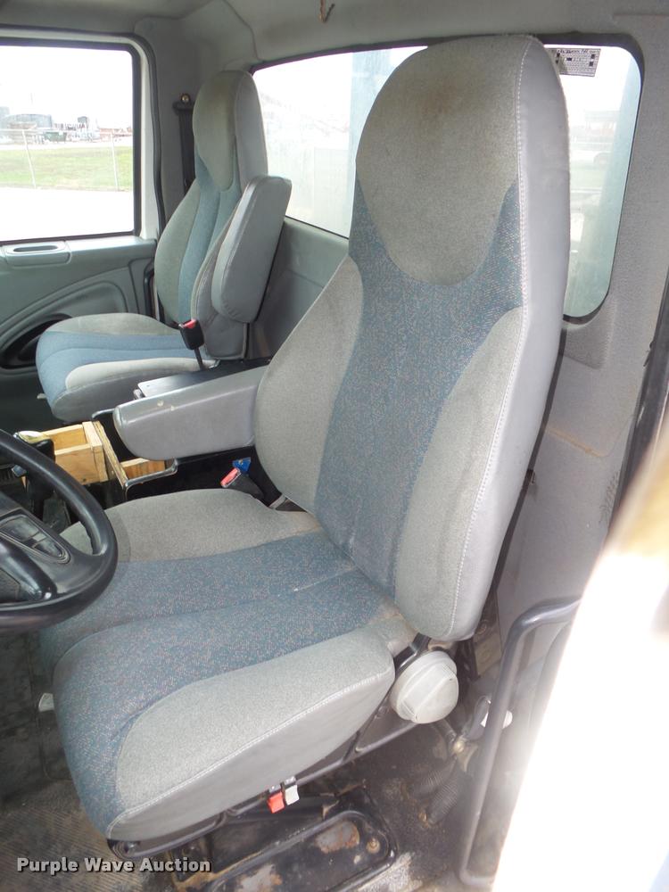 image for item DA0624 2004 International 7400 bucket truck