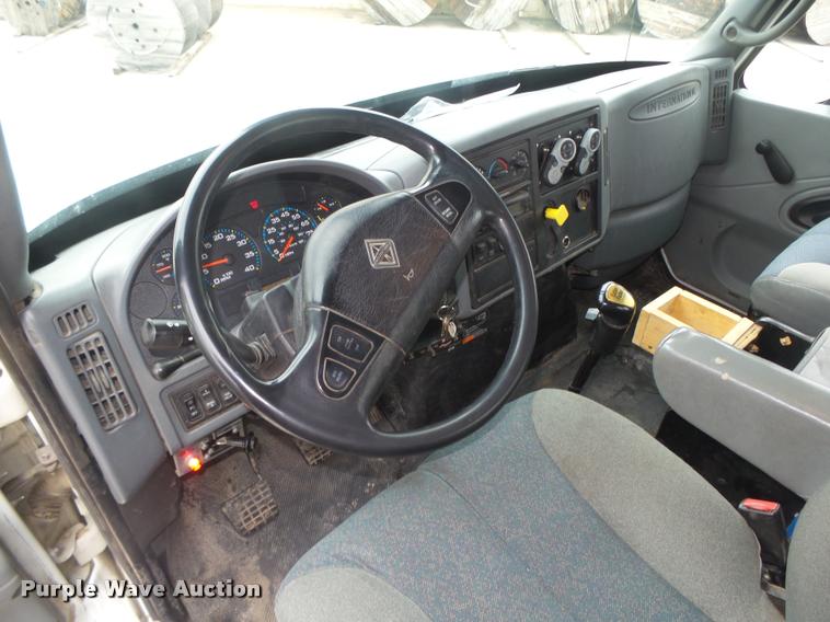 image for item DA0624 2004 International 7400 bucket truck