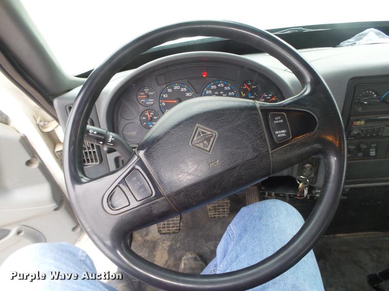 image for item DA0624 2004 International 7400 bucket truck