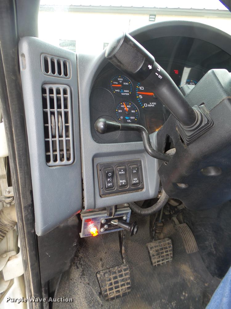 image for item DA0624 2004 International 7400 bucket truck