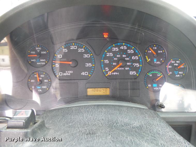 image for item DA0624 2004 International 7400 bucket truck