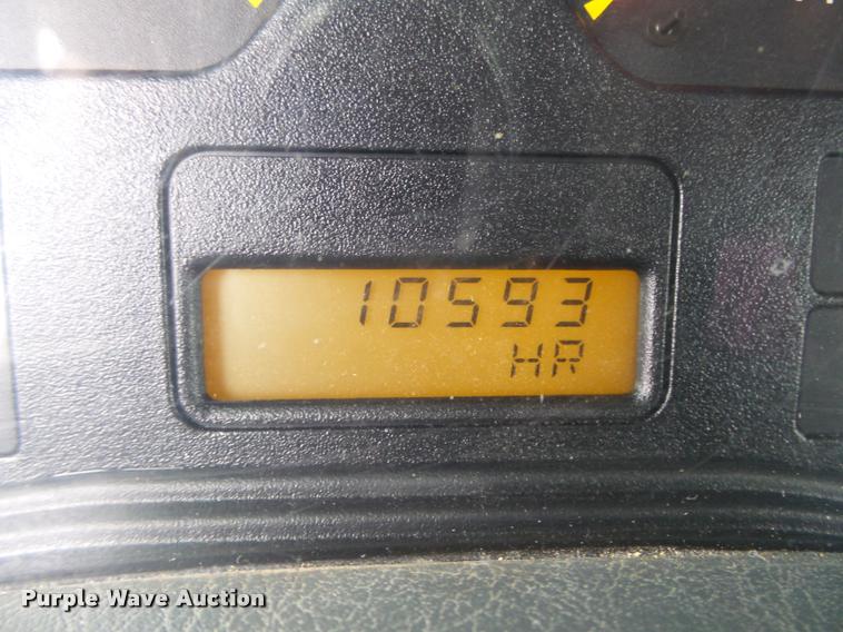 image for item DA0624 2004 International 7400 bucket truck