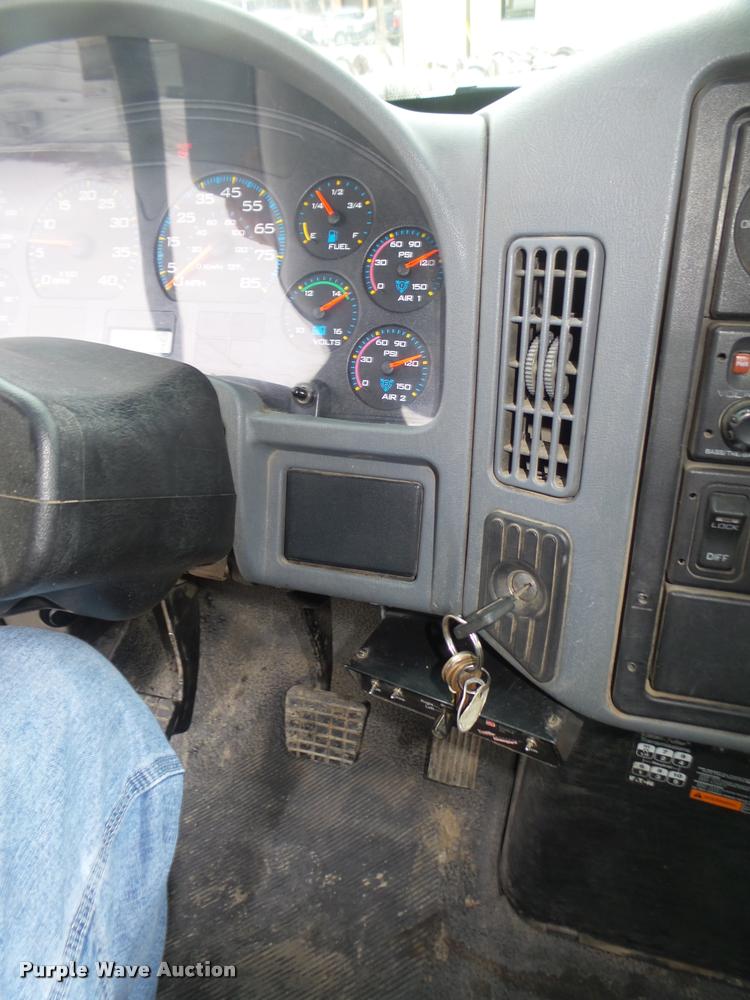 image for item DA0624 2004 International 7400 bucket truck