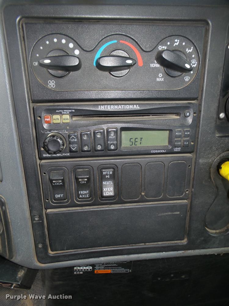 image for item DA0624 2004 International 7400 bucket truck