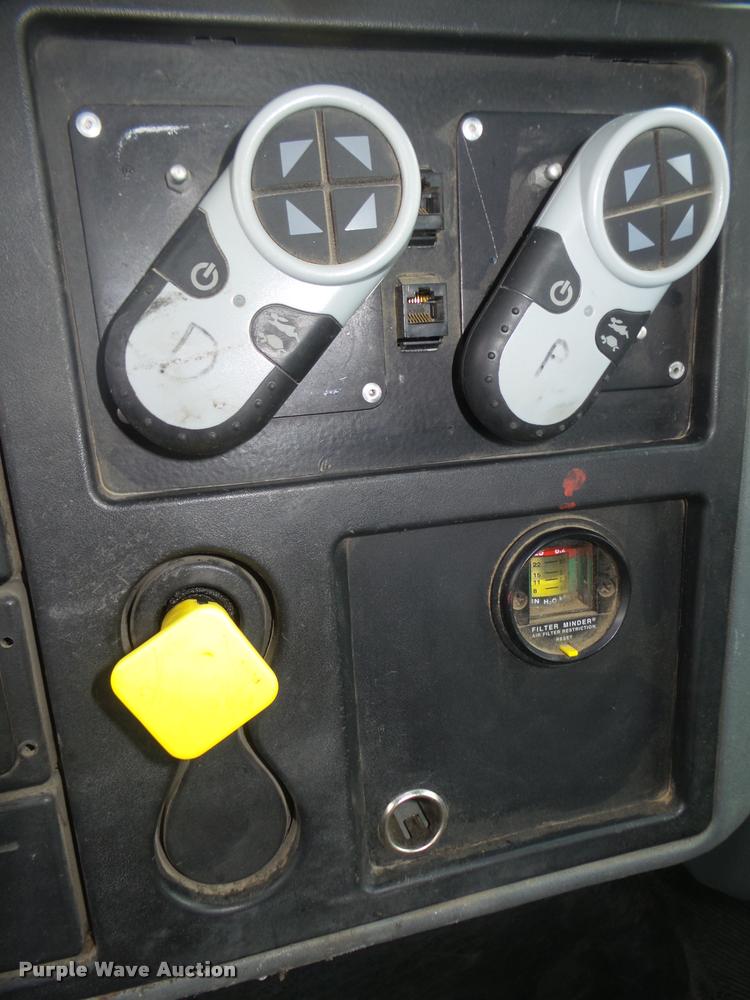 image for item DA0624 2004 International 7400 bucket truck