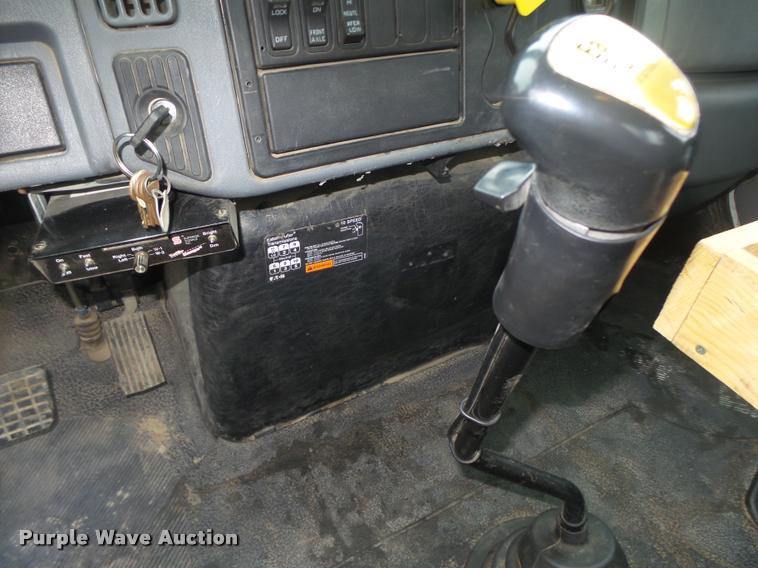 image for item DA0624 2004 International 7400 bucket truck