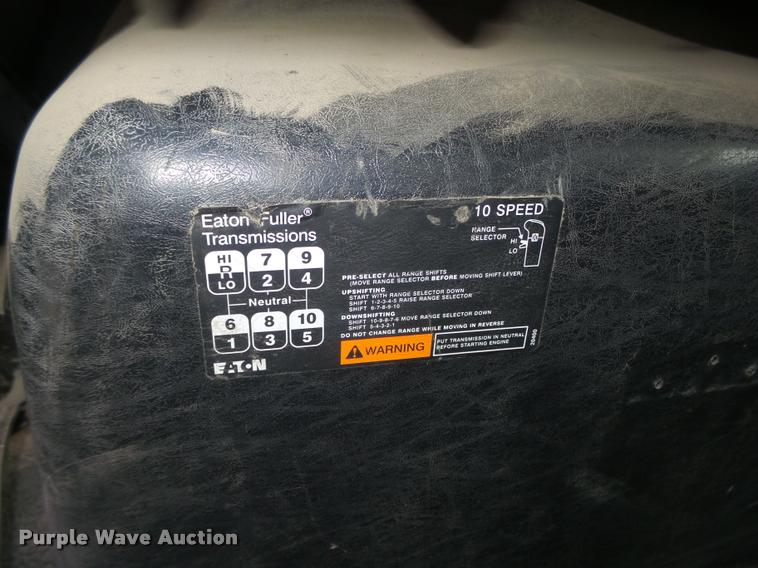 image for item DA0624 2004 International 7400 bucket truck