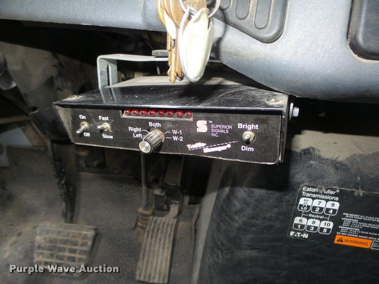 image for item DA0624 2004 International 7400 bucket truck