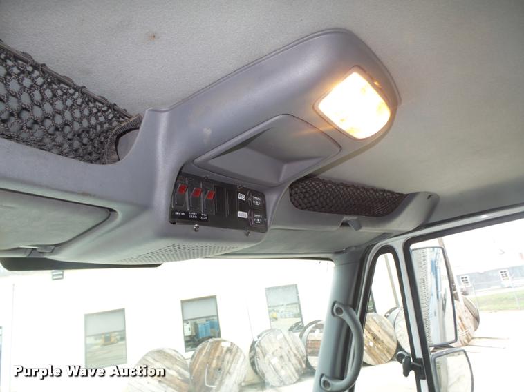 image for item DA0624 2004 International 7400 bucket truck