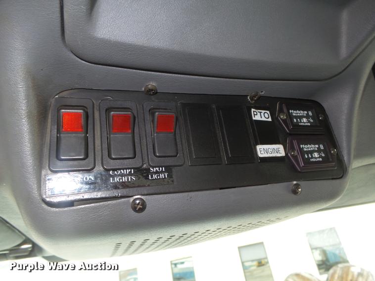 image for item DA0624 2004 International 7400 bucket truck