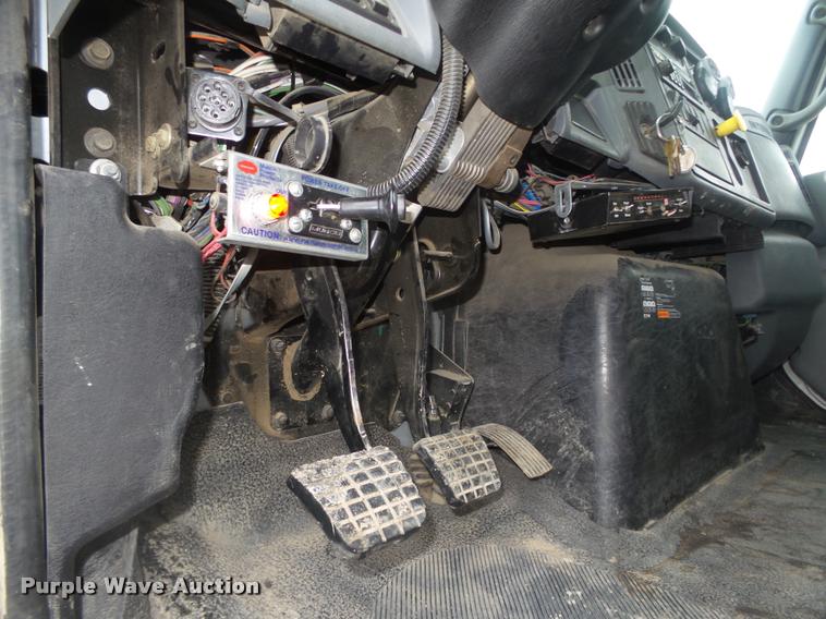 image for item DA0624 2004 International 7400 bucket truck