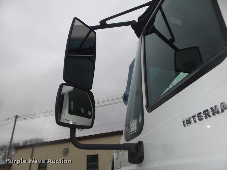 image for item DA0624 2004 International 7400 bucket truck