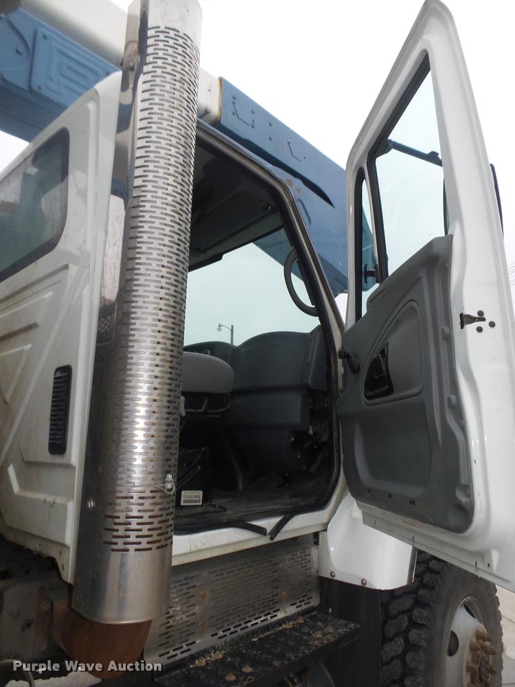 image for item DA0624 2004 International 7400 bucket truck