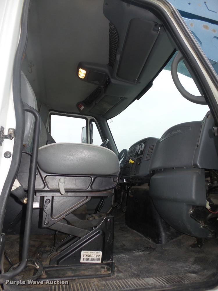 image for item DA0624 2004 International 7400 bucket truck