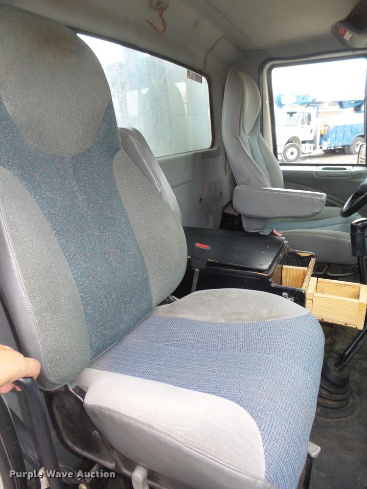 image for item DA0624 2004 International 7400 bucket truck