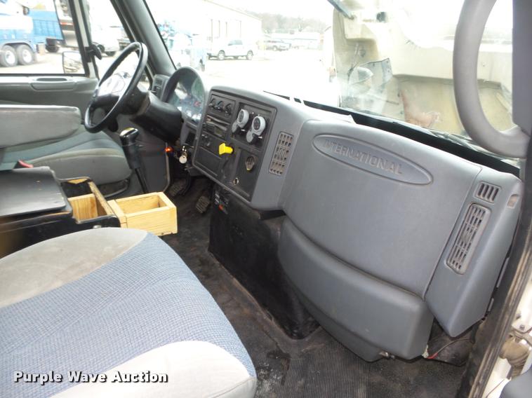 image for item DA0624 2004 International 7400 bucket truck