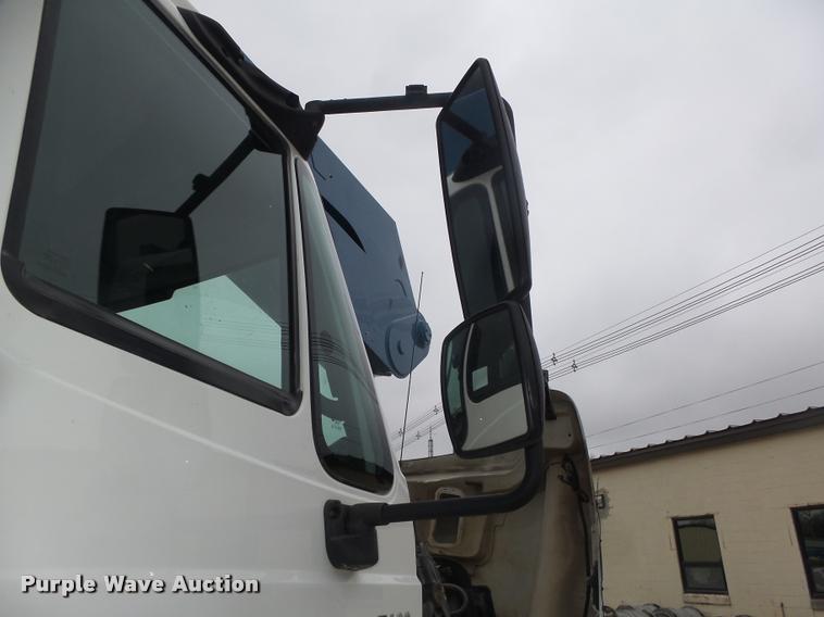 image for item DA0624 2004 International 7400 bucket truck