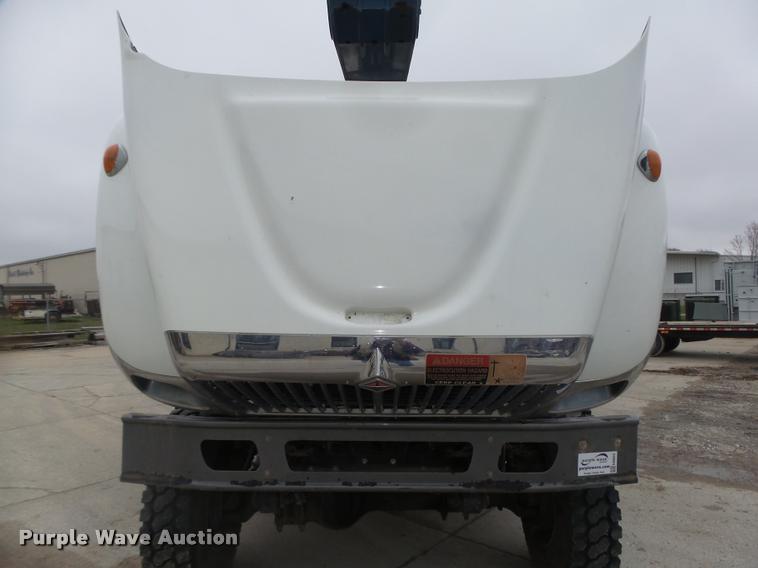 image for item DA0624 2004 International 7400 bucket truck