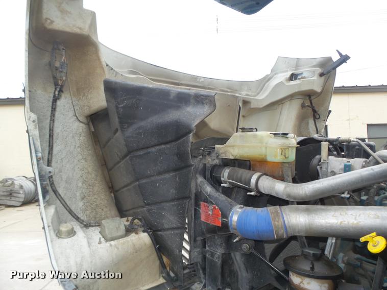 image for item DA0624 2004 International 7400 bucket truck