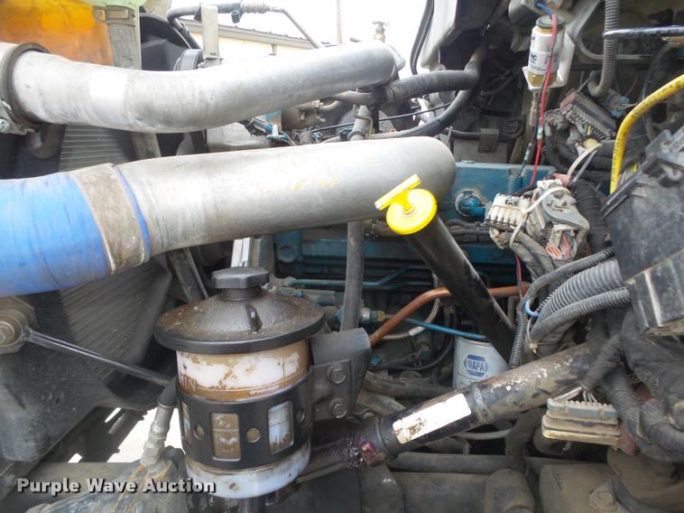 image for item DA0624 2004 International 7400 bucket truck