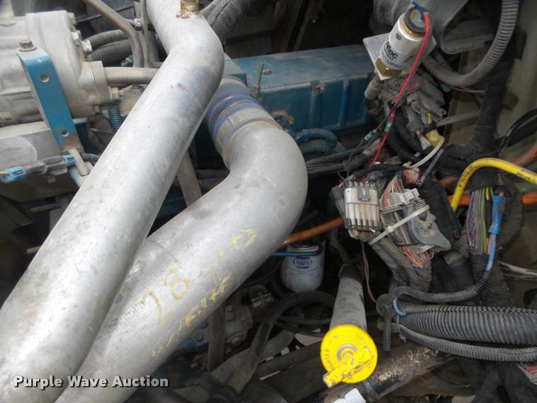 image for item DA0624 2004 International 7400 bucket truck