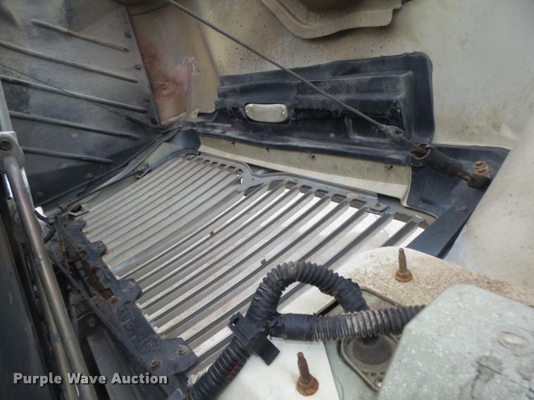 image for item DA0624 2004 International 7400 bucket truck