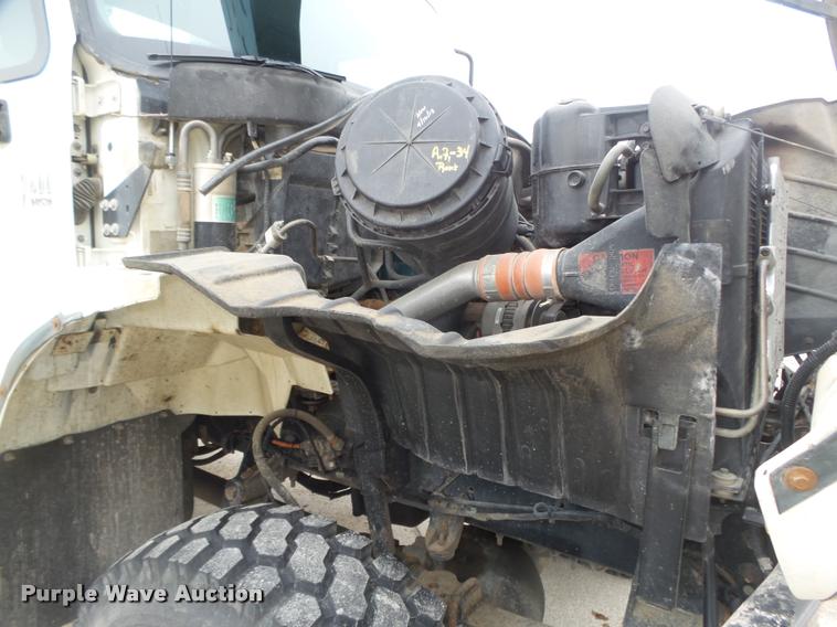 image for item DA0624 2004 International 7400 bucket truck