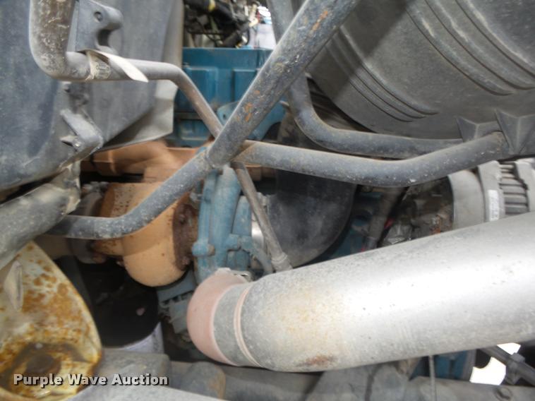 image for item DA0624 2004 International 7400 bucket truck