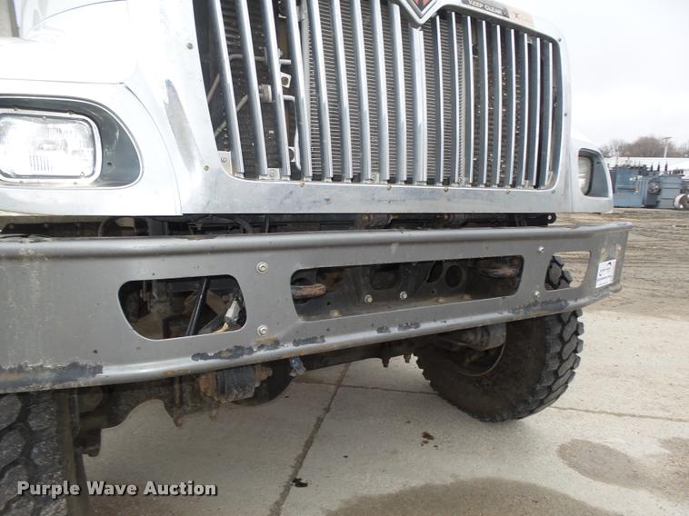 image for item DA0624 2004 International 7400 bucket truck