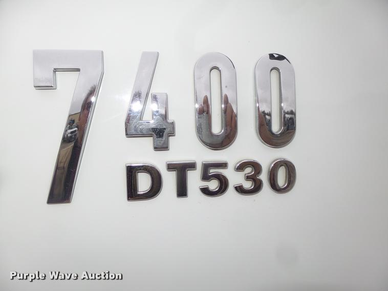 image for item DA0624 2004 International 7400 bucket truck