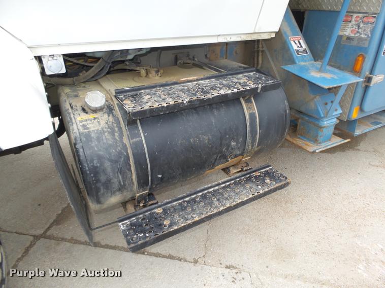 image for item DA0624 2004 International 7400 bucket truck