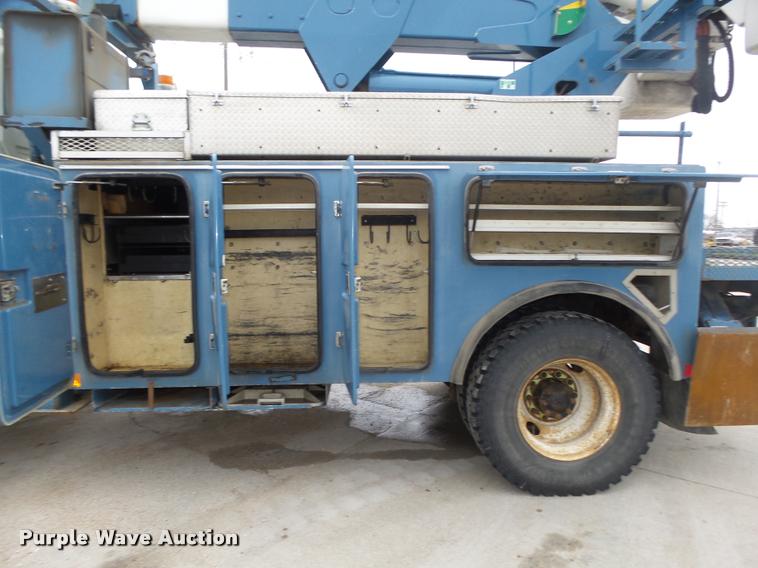 image for item DA0624 2004 International 7400 bucket truck